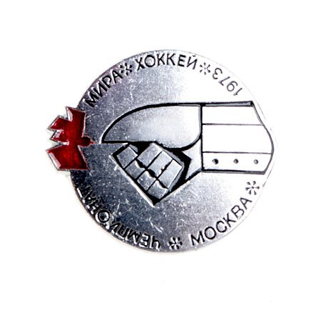 Значок "Чемпионат мира по хоккею" Металл, эмаль СССР, 1973 год Диаметр 2 см Сохранность хорошая инфо 10444k.